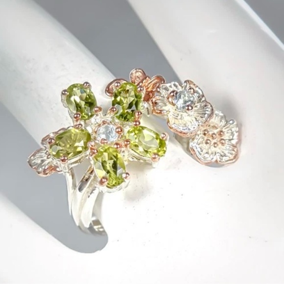 Elegant Floral Silver and Green Gemstone Ring - Picture 2 of 3